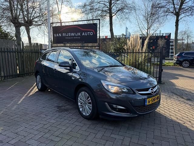 Grijs Occasion 2013 Opel Astra Design Edition Stationwagen | € 3.990 (Goede deal) - Afbeelding 1/4
