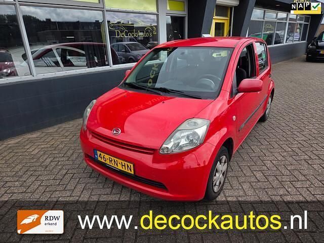 Rood, metallic lak Gebruikt 2005 Daihatsu Sirion Hatchback | € 1.440 (Eerlijke prijs) - Afbeelding 1/4