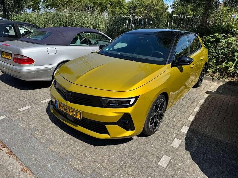 Geel Gebruikt 2022 Opel Astra Ultimate Hatchback | € 25.900 (Eerlijke prijs) - Afbeelding 1/4