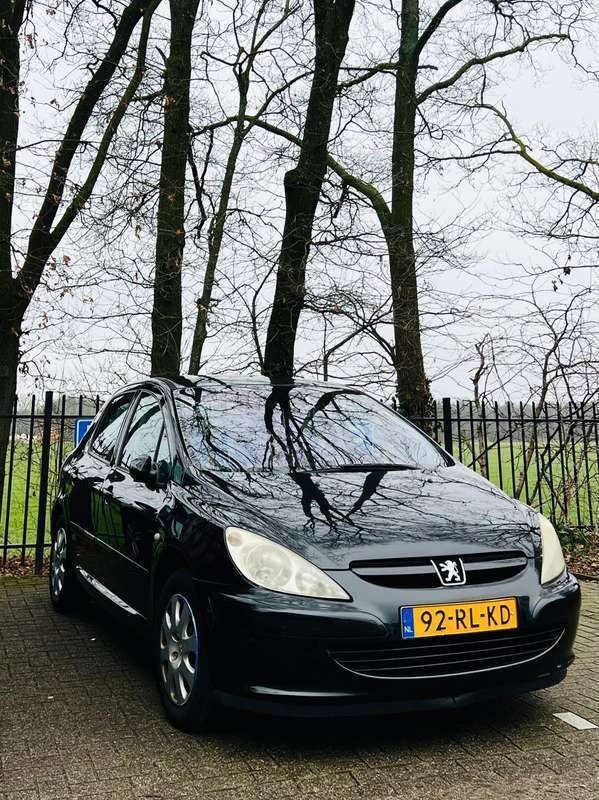 Zwart Gebruikt 2005 Peugeot 307 Premium Hatchback | € 1.850 (Eerlijke prijs) - Afbeelding 1/2