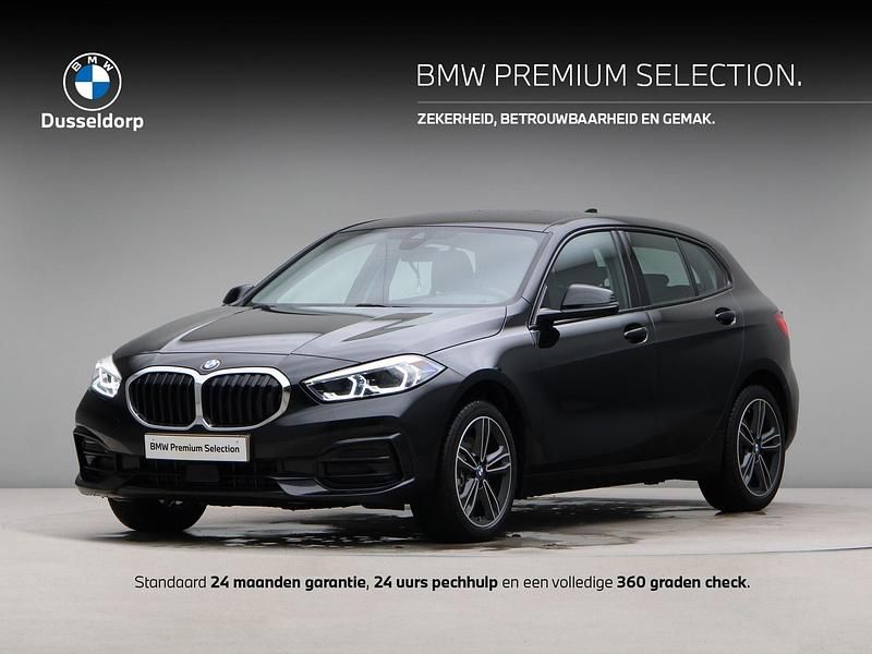 Zwart Occasion 2023 BMW 118 Sport Line Hatchback | € 26.450 (Eerlijke prijs) - Afbeelding 1/4