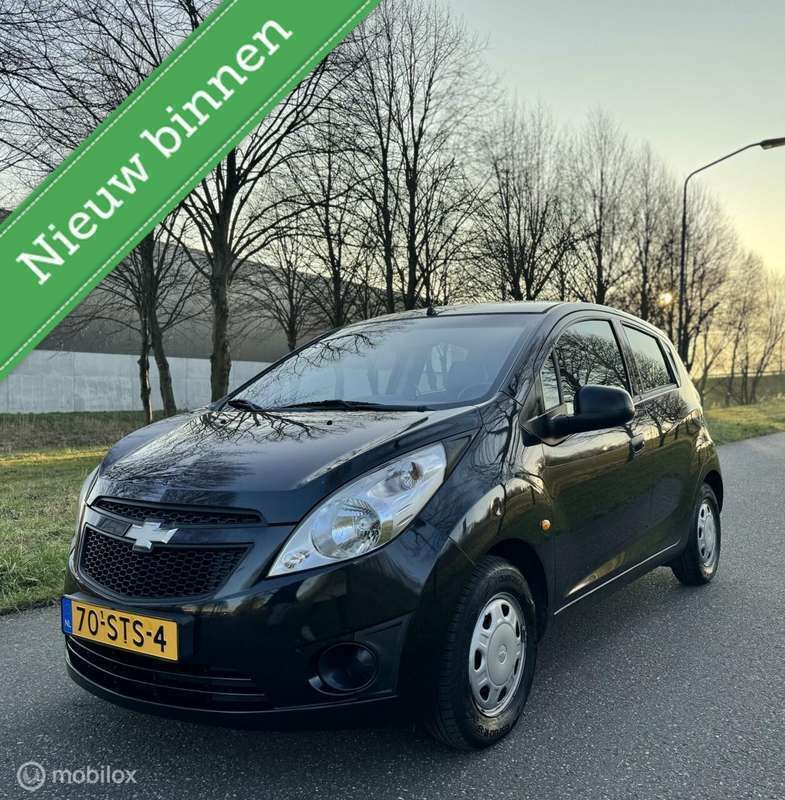 Zwart, metallic lak Gebruikt 2011 Chevrolet Spark Hatchback | € 3.699 (Eerlijke prijs) - Afbeelding 1/4