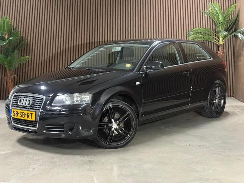 Zwart Occasion 2005 Audi A3 Attraction Hatchback | € 2.499 (Eerlijke prijs) - Afbeelding 1/4