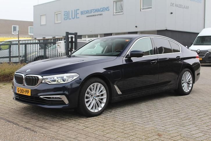 Blauw (metallic) Gebruikt 2019 BMW 530e iPerformance Sedan | € 19.500 - Afbeelding 1/4