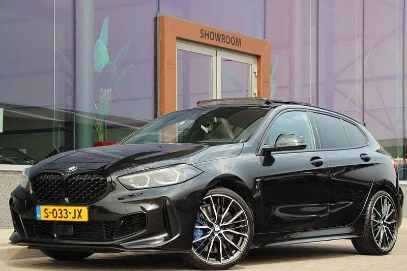 Zwart Gebruikt 2021 BMW M135 Executive Hatchback | € 41.900 (Iets duurder) - Afbeelding 1/4