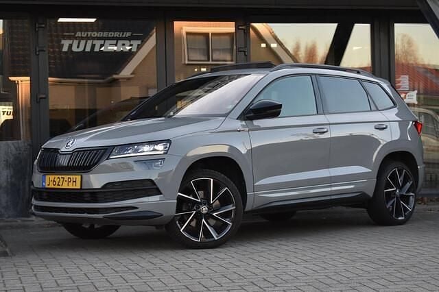 Grijs Gebruikt 2020 Skoda Karoq SportLine SUV | € 23.945 (Eerlijke prijs) - Afbeelding 1/4