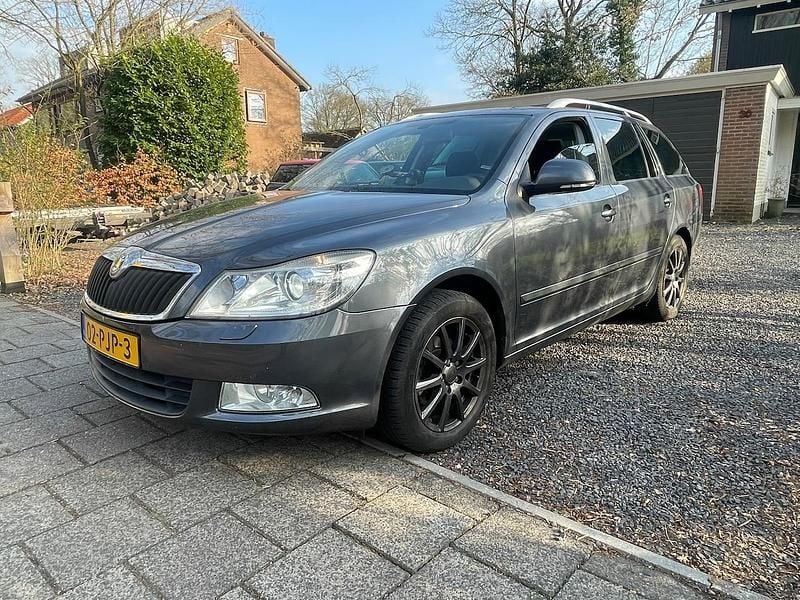 Grijs Occasion 2011 Skoda Octavia Business Line Stationwagen | € 3.500 (Super prijs) - Afbeelding 1/4
