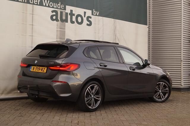 Occasion BMW 118 Executive 136 PK (100 kW) 2021 Grijs, metallic lak Hatchback