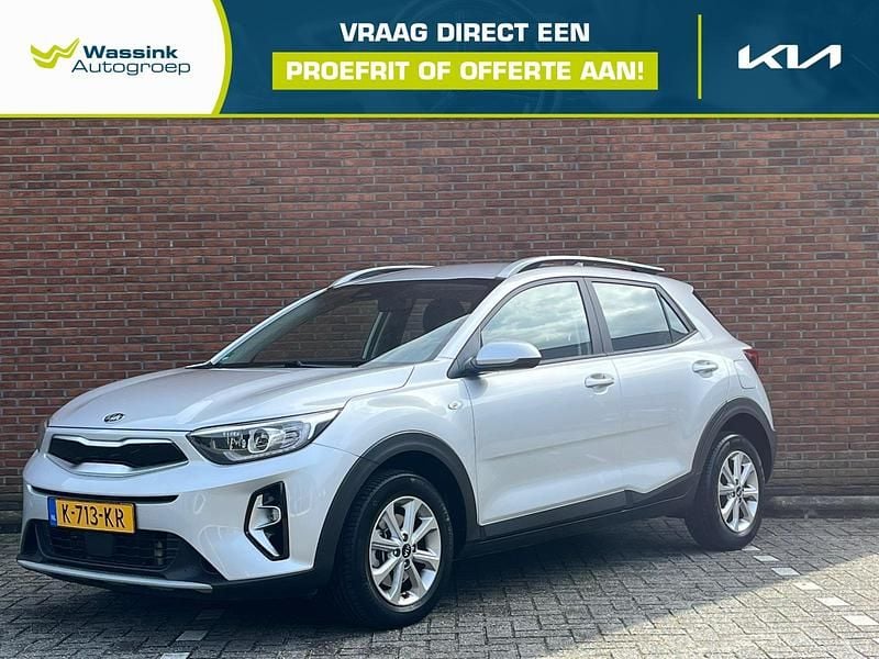 Grijs Gebruikt 2021 Kia Stonic SUV | € 21.935 (Eerlijke prijs) - Afbeelding 1/4