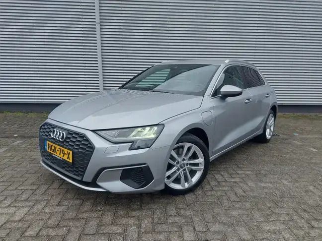 Grijs Gebruikt 2021 Audi A3 Sportback e-tron Business Sedan | € 25.888 (Goede deal) - Afbeelding 1/4