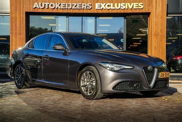 Grijs Gebruikt 2019 Alfa Romeo Giulia Sedan | € 49.900 - Afbeelding 1/4