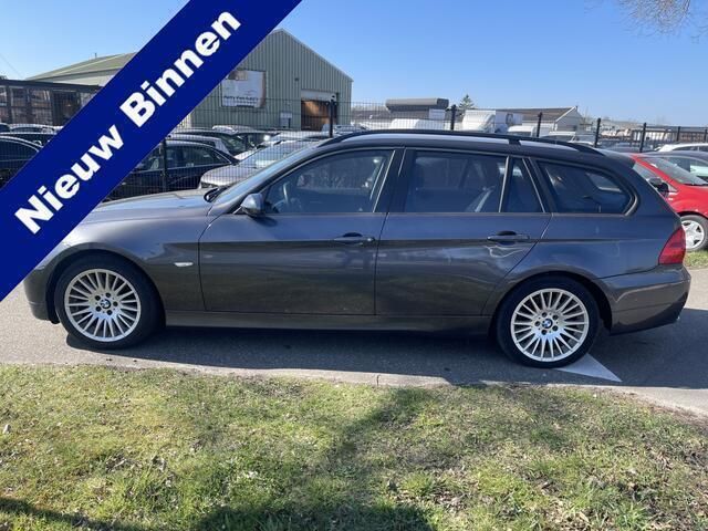 Grijs, metallic lak Gebruikt 2008 BMW 318 Stationwagen | € 4.999 (Eerlijke prijs) - Afbeelding 1/4