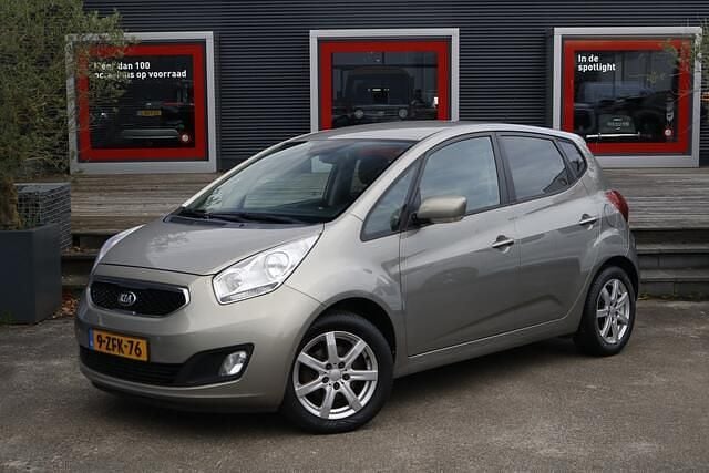Grijs (metallic) Gebruikt 2015 Kia Venga Hatchback | € 8.490 (Eerlijke prijs) - Afbeelding 1/4