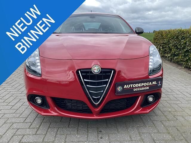 Rood Occasion 2015 Alfa Romeo Giulietta Quadrifoglio Verde Hatchback | € 20.950 - Afbeelding 1/4