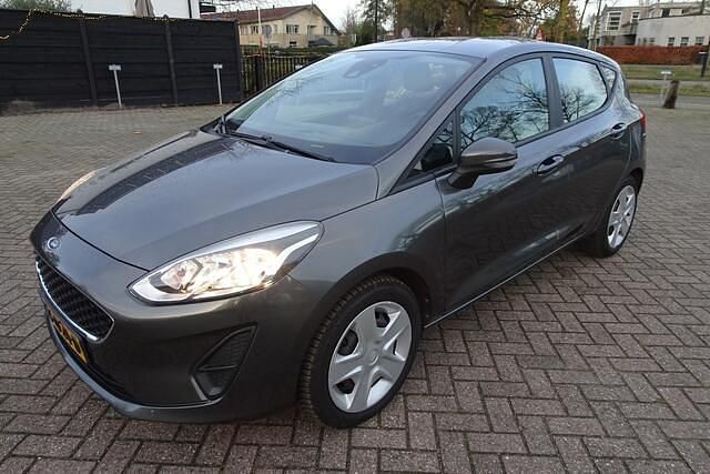 Grijs (metallic) Gebruikt 2018 Ford Fiesta Trend Hatchback | € 9.485 (Eerlijke prijs) - Afbeelding 1/4