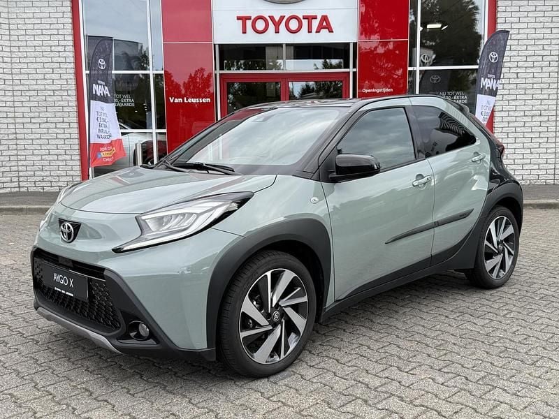 Groen Gebruikt 2024 Toyota Aygo Premium Hatchback | € 22.900 (Eerlijke prijs) - Afbeelding 1/4