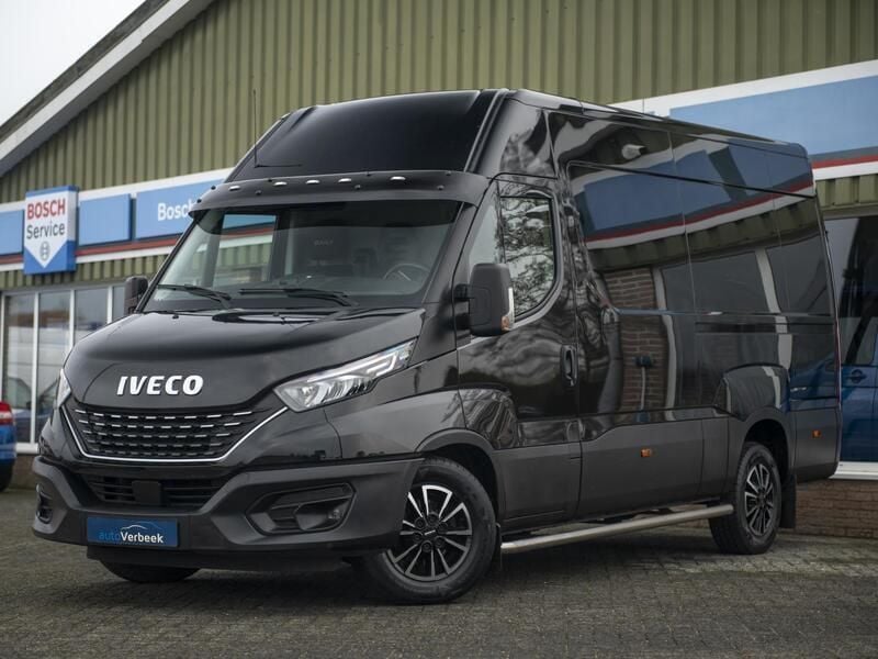 Zwart Gebruikt 2022 Iveco Daily Van | € 34.990 (Eerlijke prijs) - Afbeelding 1/4