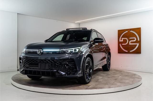 Grijs Gebruikt 2024 VW Tiguan R-line SUV | € 57.980 (Iets duurder) - Afbeelding 1/4