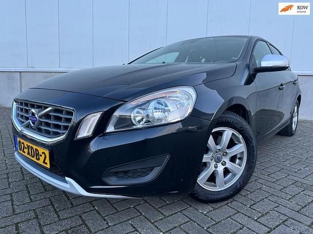 Zwart (metallic) Gebruikt 2012 Volvo V60 Kinetic Stationwagen | € 8.995 (Eerlijke prijs) - Afbeelding 1/4