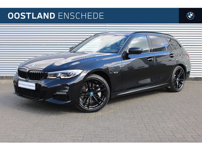 Zwart Gebruikt 2022 BMW 330e Executive Stationwagen | € 38.950 (Eerlijke prijs) - Afbeelding 1/4