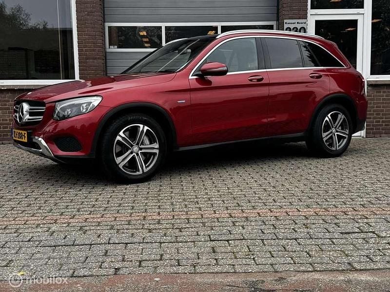 Rood Gebruikt 2016 Mercedes GLC350 SUV | € 18.950 (Eerlijke prijs) - Afbeelding 1/4