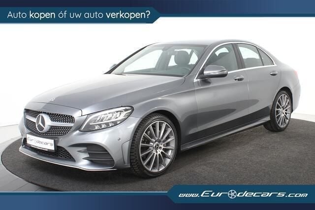 Grijs, metallic lak Gebruikt 2019 Mercedes C180 AMG line Sedan | € 28.500 (Eerlijke prijs) - Afbeelding 1/4