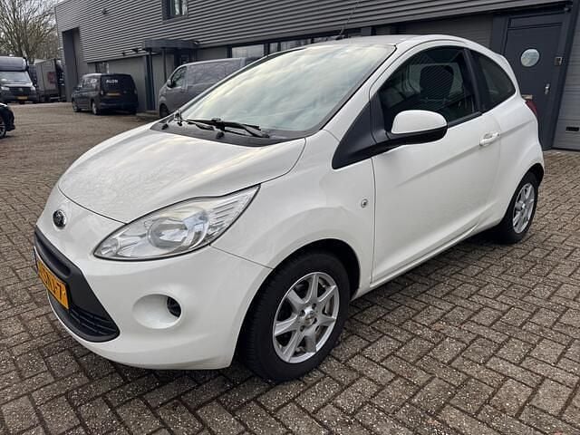 Wit Occasion 2012 Ford Ka Cool & Sound Edition Hatchback | € 1.850 (Goede deal) - Afbeelding 1/4