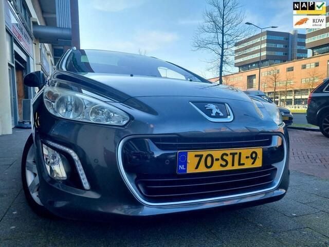 Grijs, metallic lak Gebruikt 2011 Peugeot 308 Stationwagen | € 4.450 (Iets duurder) - Afbeelding 1/4
