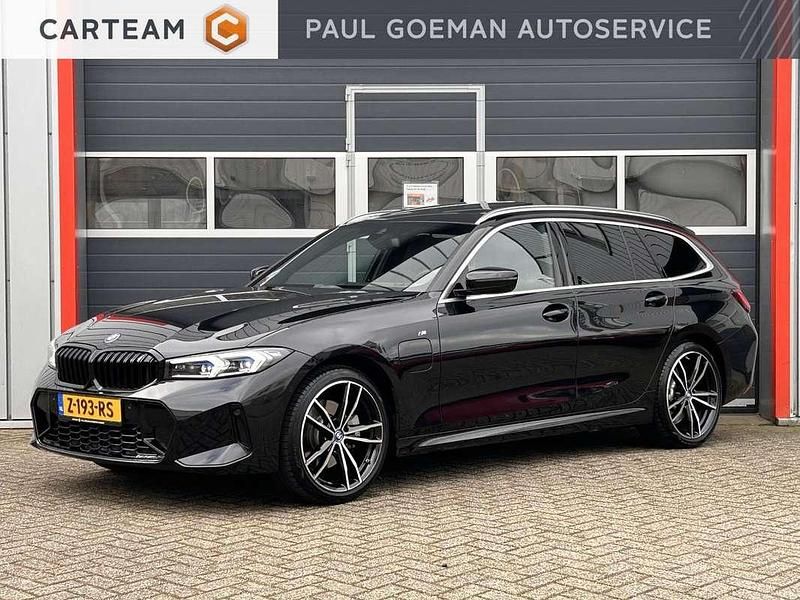 Zwart, metallic lak Gebruikt 2024 BMW 320e M Sport Stationwagen | € 49.995 (Duur) - Afbeelding 1/4