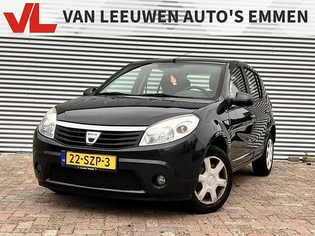 Grijs Gebruikt 2012 Dacia Sandero Lauréate Hatchback | € 2.448 (Eerlijke prijs) - Afbeelding 1/4