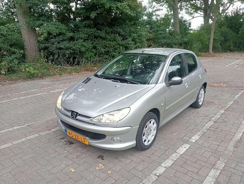 Grijs Gebruikt 2008 Peugeot 206 Forever Hatchback | € 1.050 (Eerlijke prijs) - Afbeelding 1/4