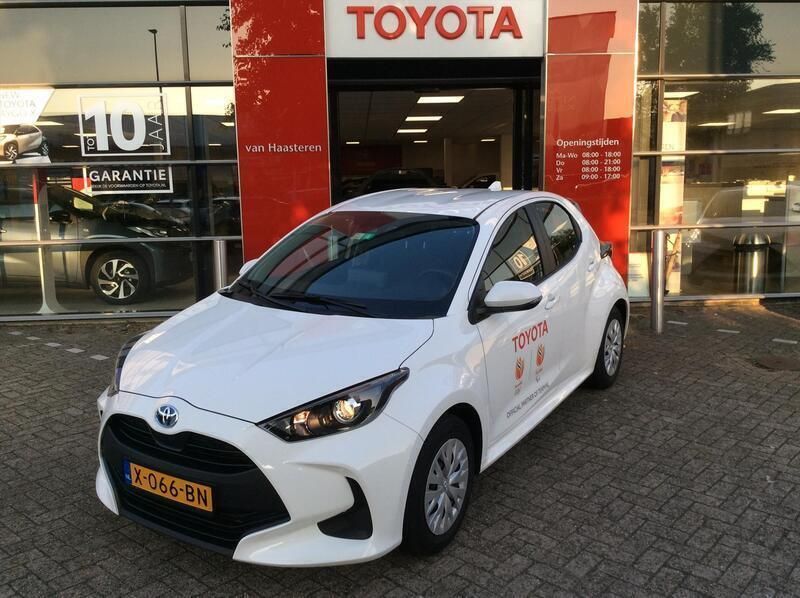 Wit Gebruikt 2023 Toyota Yaris Hybrid Active Hatchback | € 21.950 (Eerlijke prijs) - Afbeelding 1/4