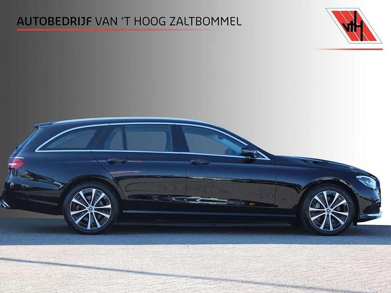 Zwart Gebruikt 2022 Mercedes E300 Avantgarde Stationwagen | € 35.900 (Super prijs) - Afbeelding 1/4