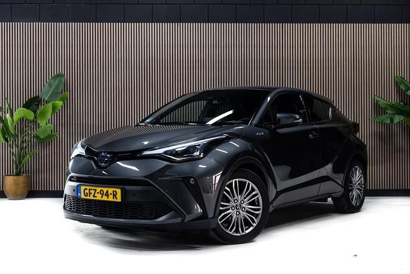 Grijs, metallic lak Gebruikt 2022 Toyota C-HR Executive SUV | € 26.950 (Eerlijke prijs) - Afbeelding 1/4