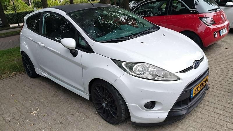 Wit Gebruikt 2010 Ford Fiesta Sport Hatchback | € 3.000 (Goede deal) - Afbeelding 1/4