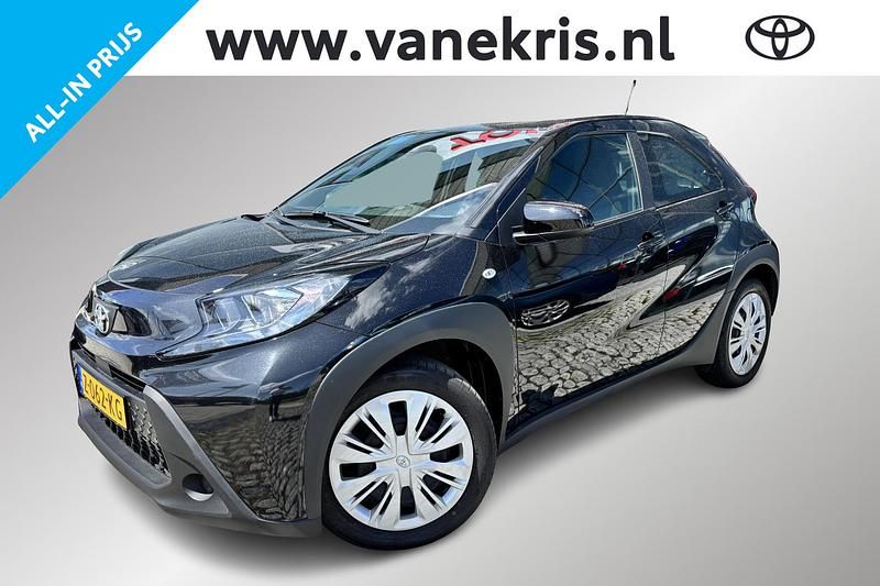 Zwart Gebruikt 2024 Toyota Aygo Play Hatchback | € 17.999 (Eerlijke prijs) - Afbeelding 1/4