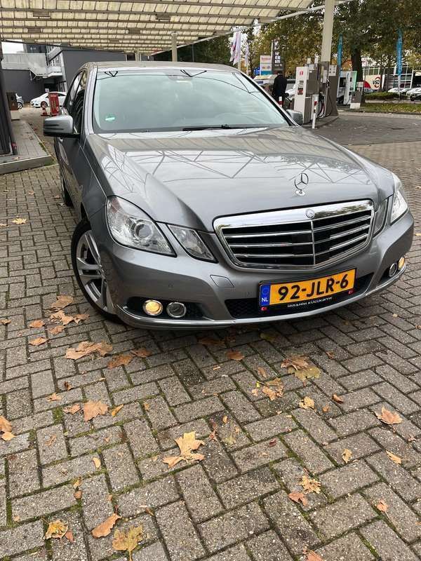 Grijs Gebruikt 2009 Mercedes E220 Elegance Sedan | € 6.950 (Duur) - Afbeelding 1/4