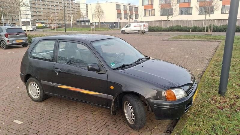 Zwart Occasion 1997 Toyota Starlet Hatchback | € 500 (Super prijs) - Afbeelding 1/4