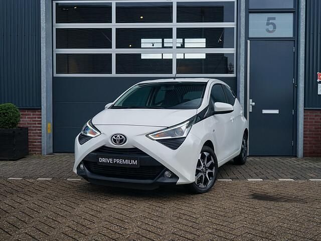 Wit Gebruikt 2020 Toyota Aygo X-play Hatchback | € 9.950 (Goede deal) - Afbeelding 1/4