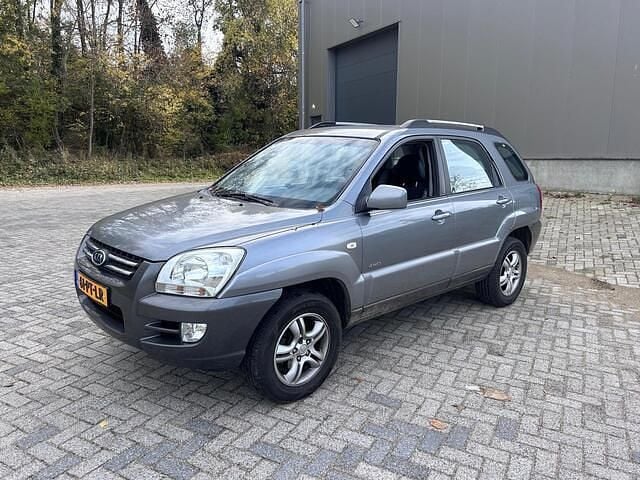 Grijs (metallic) Gebruikt 2005 Kia Sportage SUV | € 2.200 (Eerlijke prijs) - Afbeelding 1/4