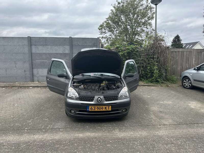 Grijs Gebruikt 2003 Renault Clio II Luxe Hatchback | € 1.300 (Eerlijke prijs) - Afbeelding 1/4