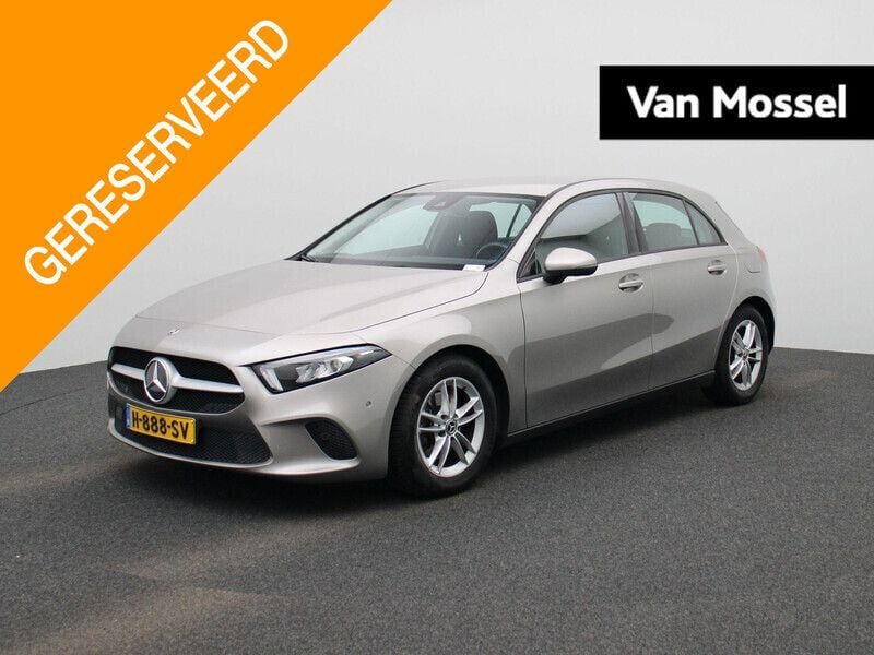 Grijs Gebruikt 2020 Mercedes A180 Business Hatchback | € 19.900 (Super prijs) - Afbeelding 1/4