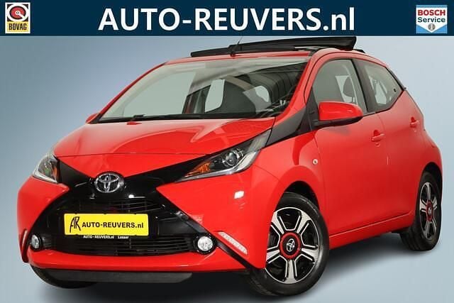 Occasion Toyota Aygo X-wave 69 PK (50 kW) 2017 Rood Hatchback