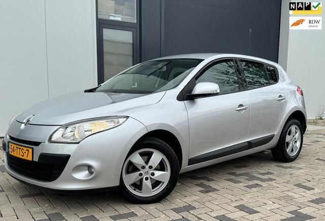 Grijs Gebruikt 2012 Renault Mégane III Dynamique Hatchback | € 5.200 (Eerlijke prijs) - Afbeelding 1/4