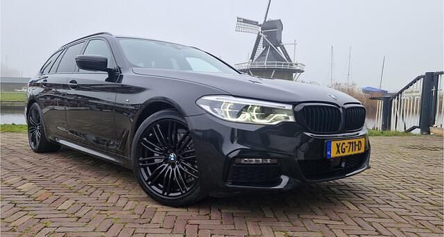 Zwart Gebruikt 2019 BMW 520 Executive Stationwagen | € 32.950 (Duur) - Afbeelding 1/4