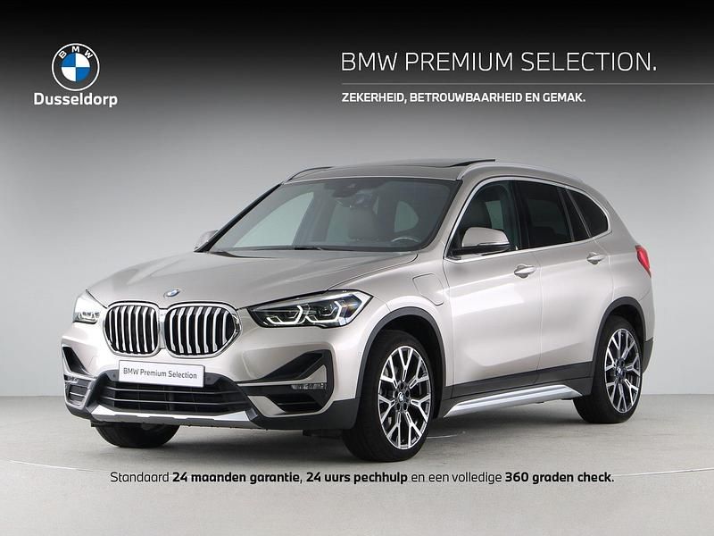 Grijs, metallic lak Gebruikt 2021 BMW X1 xLine SUV | € 30.900 (Eerlijke prijs) - Afbeelding 1/4