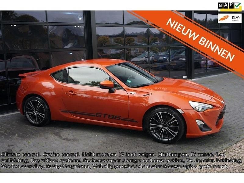 Oranje Gebruikt 2012 Toyota GT86 GT Coupé | € 27.440 - Afbeelding 1/4