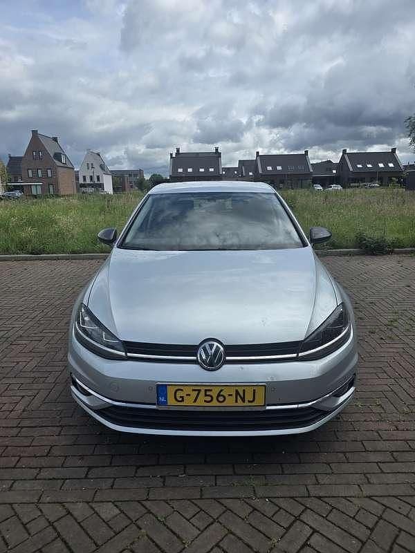Grijs Gebruikt 2019 VW Golf VII Comfortline Sedan | € 15.000 (Goede deal) - Afbeelding 1/4