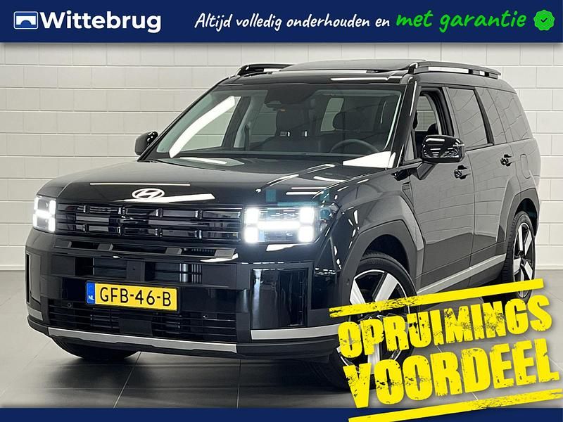 Abyss black (donker zwart metallic) Gebruikt 2024 Hyundai Santa Fe Premium SUV | € 59.885 - Afbeelding 1/3