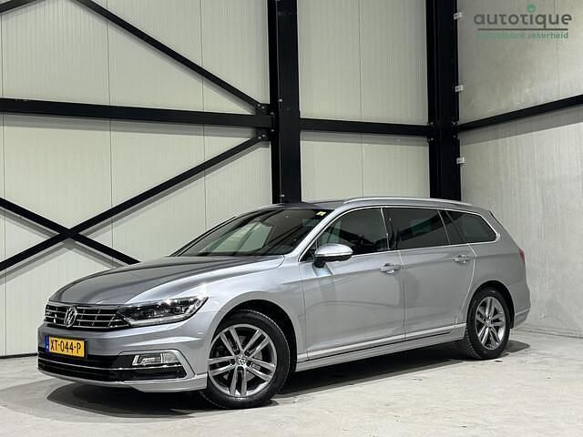 Grijs Gebruikt 2019 VW Passat Highline Stationwagen | € 17.940 (Eerlijke prijs) - Afbeelding 1/4